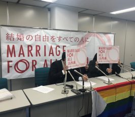 2019年4月15日の札幌の期日報告会の写真　会場の前の机に人が４人座り、Marriage for allのボードで顔を隠して写真に写っている様子