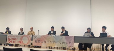 記者会見のようす
原告のゆうたさん、こうぞうさん、こうすけさん、まさひろさん、弁護団共同代表の二人と鈴木弁護士が並んでいる。