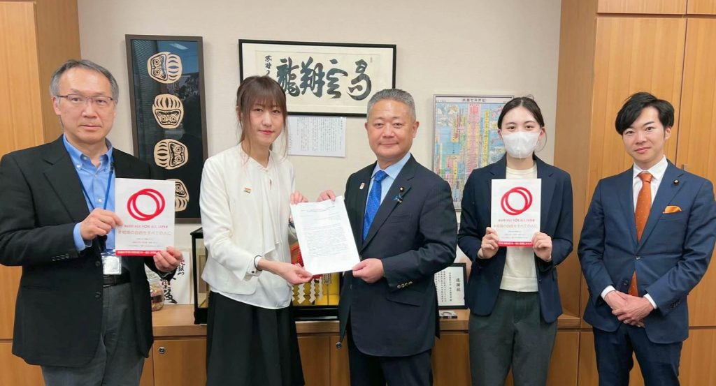 日本維新の会、馬場代表に要請書を渡している様子。中川、時枝、馬場代表、楠田、音喜多議員が写っている