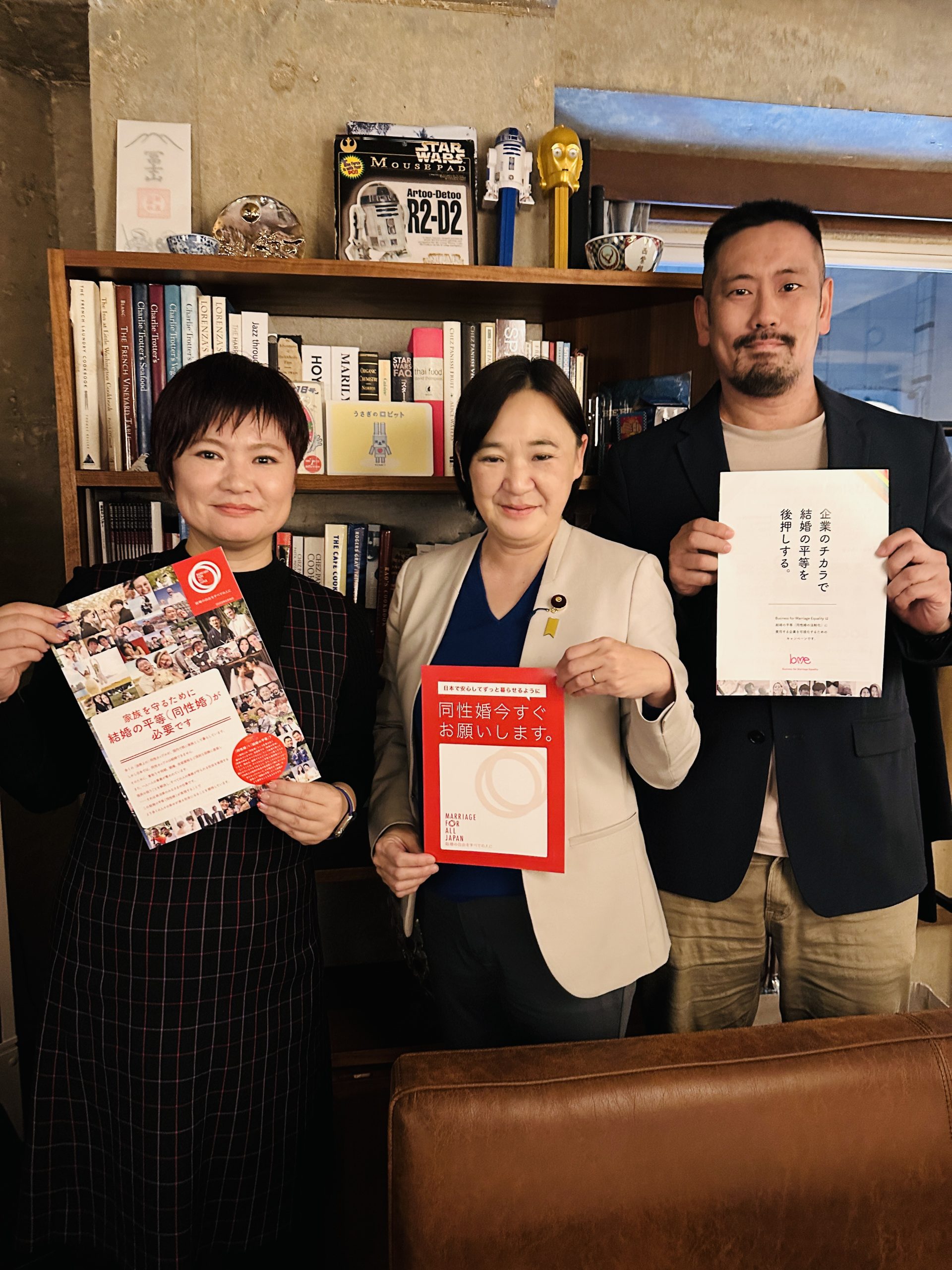 篠田奈保子衆議院議員（立憲民主党）を囲んだ三人写真