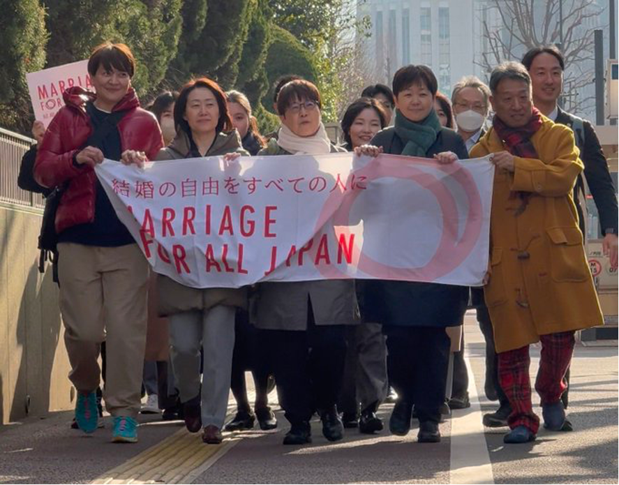 東京高等裁判所前で入廷行動する控訴人らと弁護団員